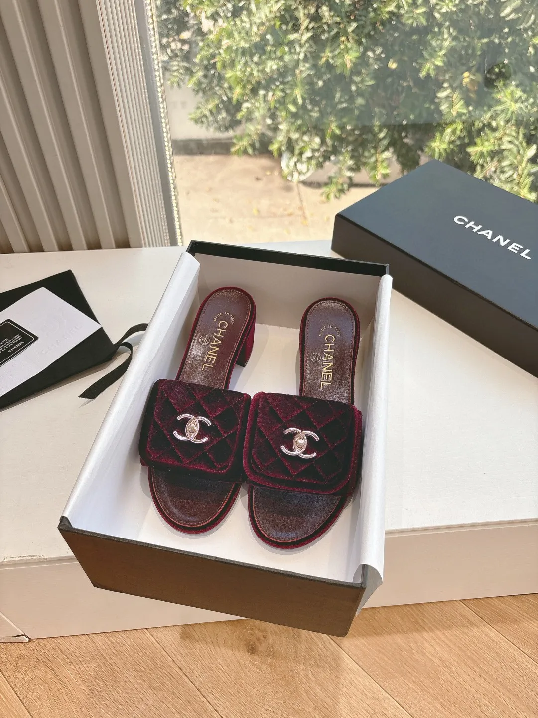 👟👟Ex-factory price 500👟👟 CHANEL Chanel's most popular medium-heeled diamond slippers. The counters are crazy. The photos are popular on major social platforms. This catwalk style is absolutely too handsome. It is definitely the most popular style this season. The fairies at the counter are really knowledgeable. They don't get stuck or rub your feet. The texture is very soft and comfortable on the feet. Super versatile. 1⃣️Material: cowhide 2⃣️Inner lining: Environmentally friendly imported sheepskin lining 3⃣️Outsole: Genuine leather bottom 4⃣️Code number: 35-39 (40.41. Customized)
